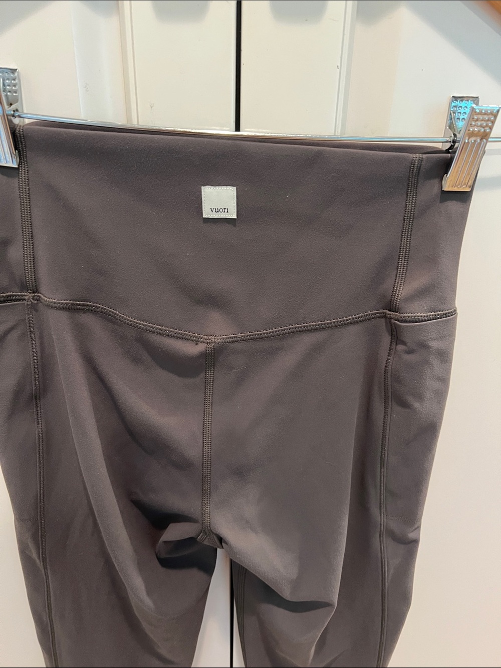 Vuori High-Waist Active Leggings in Charcoal